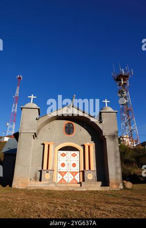 Handy / Funkmasten und moderne Betonkirche Calvario, Coroico, Yungas Region, Bolivien Stockfoto