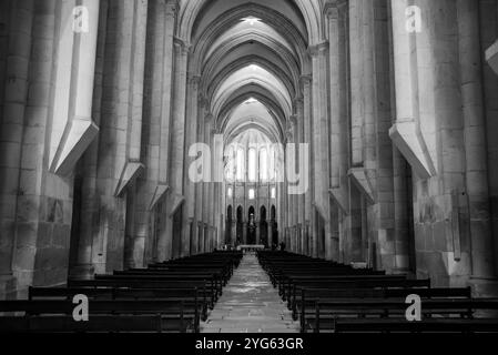 Alcobaca, Portugal - 2. Juni 2024 - Schiff der Klosterkirche Alcobaca, Portugal Stockfoto