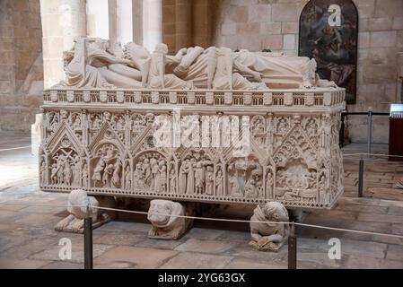 Alcobaca, Portugal - 2. Juni 2024 - malerisches Grab von Ines de Castro mit biblischen Szenen im Kloster Alcobaca, Portugal Stockfoto