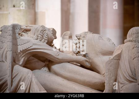 Alcobaca, Portugal - 2. Juni 2024 - malerisches Grab von Ines de Castro mit biblischen Szenen im Kloster Alcobaca, Portugal Stockfoto