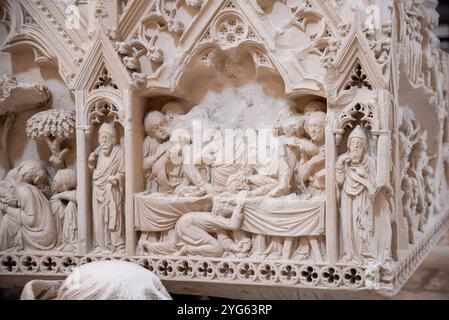 Alcobaca, Portugal - 2. Juni 2024 - malerisches Grab von Ines de Castro mit biblischen Szenen im Kloster Alcobaca, Portugal Stockfoto