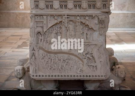 Alcobaca, Portugal - 2. Juni 2024 - malerisches Grab von Ines de Castro im Kloster Alcobaca mit einer Schnitzerei, die das letzte Gericht zeigt, Portugal Stockfoto