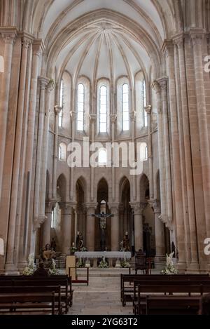 Alcobaca, Portugal - 2. Juni 2024 - Presbyterium in der Kirche des Klosters Alcobaca, Portugal Stockfoto