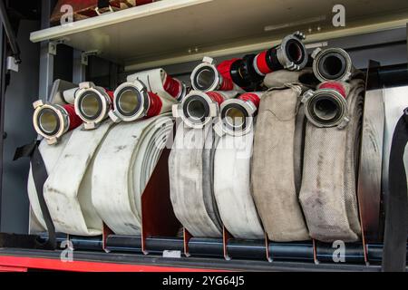 Ausrüstung eines Feuer- und Rettungsfahrzeugs, das für einen Brand bereit ist Stockfoto