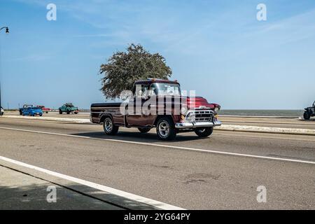 Gulfport, MS - 04. Oktober 2023: Weitwinkelansicht eines Pickup-Trucks von 1957 Chevrolet 3100 auf einer lokalen Autoshow. Stockfoto