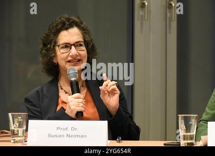 Prof. Susan Neiman bei einer Pressekonferenz, bei der sie zusammen mit anderen Wissenschaftlern Kritik an der Antisemitismus-Definition übte, die vom Bundestag als Grundlage für eien Antisemitismus-Resolution verwendet werden soll. Neiman ist Direktorin des Einstein-Forums in Potsdam. Pressekonferenz Antisemitismus-Definition *** Prof. Susan Neiman auf einer Pressekonferenz, auf der sie und andere Wissenschaftler die Definition des Antisemitismus kritisierten, die vom Bundestag als Grundlage für eine Antisemitismus-Resolution verwendet werden soll, ist Neiman Direktor des Einstein-Forums in Potsdam Pressekonferenz d Stockfoto