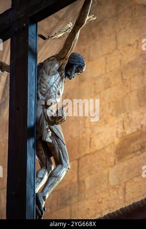 Lisboa, Portugal - 03. Juni 2024 - aus nächster Nähe die Skulptur des Gekreuzigten Jesus in der Kirche Santa Maria von Belem, Lisboa in Portugal Stockfoto