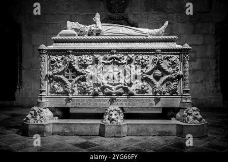 Lisboa, Portugal - 03. Juni 2024 - reich verziertes gotisches Grab des berühmten entdeckers Vasco da Gama in der Kirche des Klosters Jeronimos in Lisboa, Hafen Stockfoto