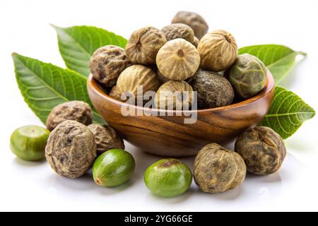 Ayurvedische Triphala-Früchte mit Blättern, isoliert auf weißem Hintergrund Stockfoto