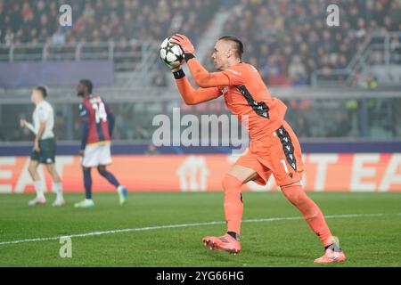 Italien, Italien. November 2024. Bologna, Italien, 5. November 2024: Łukasz Skorupski (1 Bologna) macht beim Fußball-Spiel der UEFA Champions League zwischen Bologna FC und AS Monaco im Stadio Renato Dall Ara in Bologna (Italien) einen Spar. (Daniela Porcelli/SPP) Credit: SPP Sport Press Photo. /Alamy Live News Stockfoto