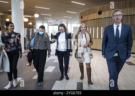 AMSTERDAM - Minister Fleur Agema (Public Health) bei der Eröffnung eines Post-COVID-Kompetenzzentrums am Amsterdamer UMC. Menschen mit langfristigen covid-Beschwerden können über ihren Hausarzt für Forschungsarbeiten an einem der ersten drei Post-covid-Expertenzentren, dem Maastricht UMC+, Amsterdam UMC und Erasmus MC in Rotterdam, registriert werden. ANP DINGENA MOL niederlande Out - belgien Out Stockfoto