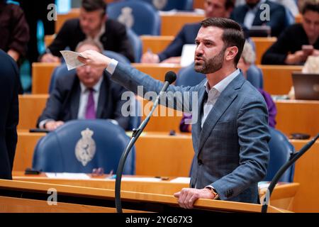 DEN HAAG, NIEDERLANDE - 3. JULI: Stephan van Baarle (DENK) während der Plenardebatte im Tweede Kamer am 3. Juli 2024 in den Haag, Niederlande (Foto: John Beckmann/Orange Pictures) Stockfoto