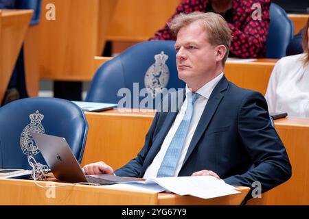 DEN HAAG, NIEDERLANDE - 3. JULI: Pieter Omtzigt (NSC) während der Plenardebatte im Tweede Kamer am 3. Juli 2024 in den Haag, Niederlande (Foto: John Beckmann/Orange Pictures) Stockfoto