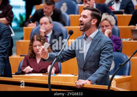 DEN HAAG, NIEDERLANDE - 3. JULI: Stephan van Baarle (DENK) während der Plenardebatte im Tweede Kamer am 3. Juli 2024 in den Haag, Niederlande (Foto: John Beckmann/Orange Pictures) Stockfoto