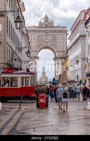 Lisboa, Portugal - 04. Juni 2024 - lebendiges Straßenleben in der Augusta Straße im Zentrum von Lisboa, Portugal Stockfoto