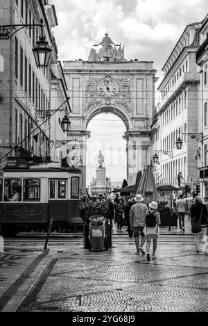 Lisboa, Portugal - 04. Juni 2024 - lebendiges Straßenleben in der Augusta Straße im Zentrum von Lisboa, Portugal Stockfoto