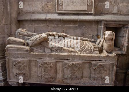 Lisboa, Portugal - 4. Juni 2024 - gotisches Grab des Ritters Lopo Fernandes Pacheco in der Kathedrale von Lisboa, Portugal Stockfoto