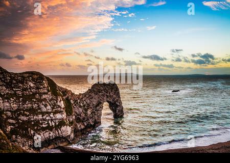 Sonnenuntergang am Durdle Door mit Blick auf Portland. Stockfoto