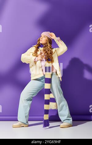 Eine Frau in Übergröße zeigt ihr Gespür für Mode mit einem gemütlichen Schal und einer verspielten Haltung im Studio. Stockfoto