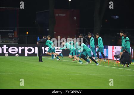 Riga, Lettland. November 2024. Die Spieler Anderlechts wurden während eines Trainings des belgischen Erstligisten RSC Anderlecht in Riga, Lettland, am Mittwoch, den 6. November 2024, dargestellt. Morgen spielt der RSC Anderlecht am vierten Tag der Gruppenphase des UEFA Europa League-Turniers gegen das litauische Team RFS. BELGA PHOTO VIRGINIE LEFOUR Credit: Belga News Agency/Alamy Live News Stockfoto