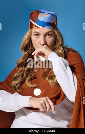 Eine junge, schöne Frau in Übergröße zeigt ihren Stil mit auffälligen Farben und Accessoires in einem Studio. Stockfoto