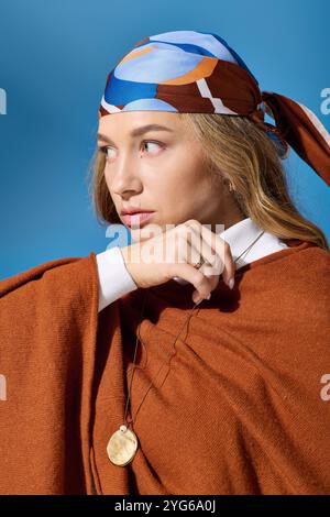 Eine junge, schöne Frau in Übergröße zeigt ihren lebendigen Stil mit einem farbenfrohen Schal, der elegant gebunden ist. Stockfoto