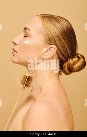 Eine junge, schöne Frau in Übergröße posiert anmutig und unterstreicht ihre natürliche Schönheit und Kreativität. Stockfoto
