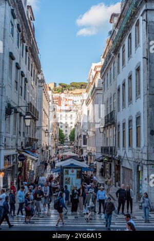 Lisboa, Portugal - 4. Juni 2024 - historische Häuser in der Santa Justa Straße in der Innenstadt von Lisboa, Portugal Stockfoto