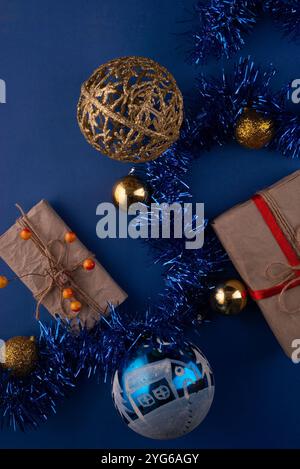 die weihnachtsdecke lag auf dunkelblauem Hintergrund mit Geschenken. Stockfoto