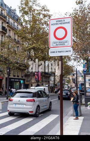 Die Abbildung Eines Verkehrszeichens, das die begrenzte Verkehrszone (ZTL) angibt, ist während des offiziellen Starts der ZTL, einer Aera im Zentrum der französischen Hauptstadt, die die Durchfahrt von Fahrzeugen verbietet, am 6. November 2024 in Paris zu sehen. Das ZTL gilt für das erste, zweite, dritte und vierte Arrondissement der Hauptstadt, auf einer Fläche von rund 5,5 Quadratkilometern (2,1 Quadratmeilen), auf der sich Sehenswürdigkeiten wie der Louvre und die Tuilerien befinden. Der Zugang zu dieser Zone ist nur für Einsatzfahrzeuge, Busse, Taxis, Personen mit eingeschränkter Mobilität, Mo erlaubt Stockfoto