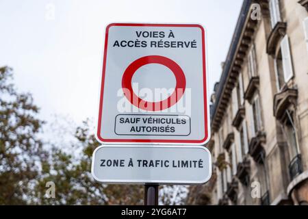 Die Abbildung Eines Verkehrszeichens, das die begrenzte Verkehrszone (ZTL) angibt, ist während des offiziellen Starts der ZTL, einer Aera im Zentrum der französischen Hauptstadt, die die Durchfahrt von Fahrzeugen verbietet, am 6. November 2024 in Paris zu sehen. Das ZTL gilt für das erste, zweite, dritte und vierte Arrondissement der Hauptstadt, auf einer Fläche von rund 5,5 Quadratkilometern (2,1 Quadratmeilen), auf der sich Sehenswürdigkeiten wie der Louvre und die Tuilerien befinden. Der Zugang zu dieser Zone ist nur für Einsatzfahrzeuge, Busse, Taxis, Personen mit eingeschränkter Mobilität, Mo erlaubt Stockfoto