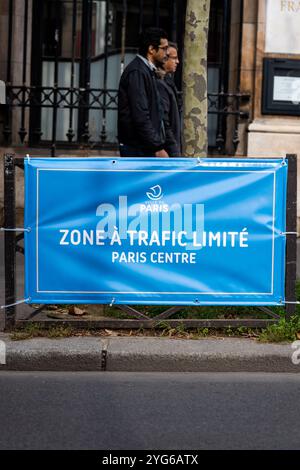 Die Abbildung Eines Verkehrszeichens, das die begrenzte Verkehrszone (ZTL) angibt, ist während des offiziellen Starts der ZTL, einer Aera im Zentrum der französischen Hauptstadt, die die Durchfahrt von Fahrzeugen verbietet, am 6. November 2024 in Paris zu sehen. Das ZTL gilt für das erste, zweite, dritte und vierte Arrondissement der Hauptstadt, auf einer Fläche von rund 5,5 Quadratkilometern (2,1 Quadratmeilen), auf der sich Sehenswürdigkeiten wie der Louvre und die Tuilerien befinden. Der Zugang zu dieser Zone ist nur für Einsatzfahrzeuge, Busse, Taxis, Personen mit eingeschränkter Mobilität, Mo erlaubt Stockfoto