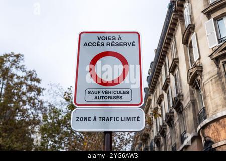 Die Abbildung Eines Verkehrszeichens, das die begrenzte Verkehrszone (ZTL) angibt, ist während des offiziellen Starts der ZTL, einer Aera im Zentrum der französischen Hauptstadt, die die Durchfahrt von Fahrzeugen verbietet, am 6. November 2024 in Paris zu sehen. Das ZTL gilt für das erste, zweite, dritte und vierte Arrondissement der Hauptstadt, auf einer Fläche von rund 5,5 Quadratkilometern (2,1 Quadratmeilen), auf der sich Sehenswürdigkeiten wie der Louvre und die Tuilerien befinden. Der Zugang zu dieser Zone ist nur für Einsatzfahrzeuge, Busse, Taxis, Personen mit eingeschränkter Mobilität, Mo erlaubt Stockfoto