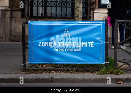 Die Abbildung Eines Verkehrszeichens, das die begrenzte Verkehrszone (ZTL) angibt, ist während des offiziellen Starts der ZTL, einer Aera im Zentrum der französischen Hauptstadt, die die Durchfahrt von Fahrzeugen verbietet, am 6. November 2024 in Paris zu sehen. Das ZTL gilt für das erste, zweite, dritte und vierte Arrondissement der Hauptstadt, auf einer Fläche von rund 5,5 Quadratkilometern (2,1 Quadratmeilen), auf der sich Sehenswürdigkeiten wie der Louvre und die Tuilerien befinden. Der Zugang zu dieser Zone ist nur für Einsatzfahrzeuge, Busse, Taxis, Personen mit eingeschränkter Mobilität, Mo erlaubt Stockfoto