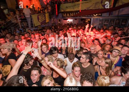 Crowd for the Arctic Monkeys in Bar M, Ibiza, 1. September 2007, Ibiza, Spanien. Stockfoto