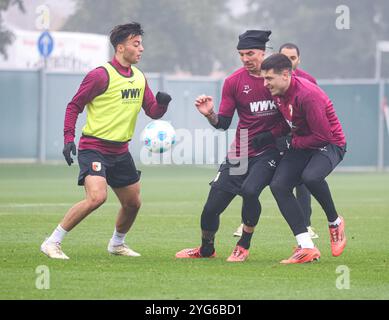 Kampf um den Ball zwischen (v.li.) Mahmut Kücüksahin (FC Augsburg #42), Phillip Tietz (FC Augsburg #21), Keven Schlotterbeck (FC Augsburg #31); FC Augsburg, Training, Stockfoto