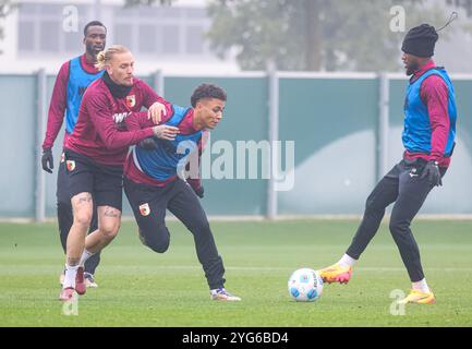 Kampf um den Ball zwischen den Kontrahenten auf der rechten Verteidigerposition; Marius Wolf und Mahmut Kücüksahin, Frank Onyeka (FC Augsburg #19, re.) FC Augsburg, Training, Stockfoto