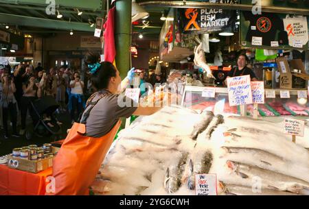 Berühmt für Fisch, der die Käufe von Kunden wirft, bevor er den Pike Place Fish Market Seattle Washington State USA einpackt Stockfoto