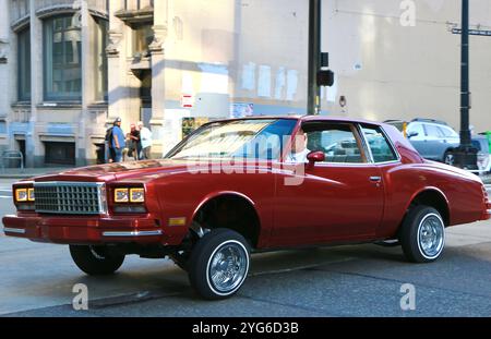 Chevrolet Monte Carlo aus den 1980er Jahren, ein Low-Rider-Tanzwagen mit hydraulischer Federung, der durch den Seattle Washington State USA fährt Stockfoto