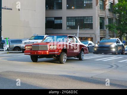 Chevrolet Monte Carlo aus den 1980er Jahren, ein Low-Rider-Tanzwagen mit hydraulischer Federung, der durch den Seattle Washington State USA fährt Stockfoto