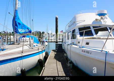 Festgemachte Boote, Yachten und Motorboote in der Sonne am Everett Marina Puget Sound Seattle Washington State USA Stockfoto