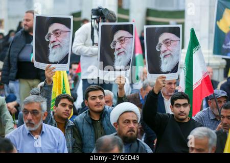 Teheran, Iran. November 2024. Die Iraner halten Plakate des Obersten Führers des Iran, Ayatollah Ali Khamenei, während einer Zeremonie zum Gedenken an die verstorbenen Hisbollah-Beamten in Teheran. Am 6. November kündigten die US-Medien Donald Trumps Sieg über Kamala Harris bei den Präsidentschaftswahlen an, was ein großes politisches Comeback bedeutete. Trump, der republikanische Kandidat, überschritt 270 Stimmen im Wahlkollegium, wurde 47. Präsident der Vereinigten Staaten und kehrte nach dem Sieg gegen den demokratischen Kandidaten und derzeitigen Vizepräsidenten Kamala Harris ins Weiße Haus zurück. (Bild: © iranische Präsidentschaft via ZUMA Pre Stockfoto