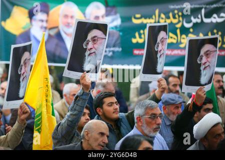 Teheran, Iran. November 2024. Die Iraner halten Plakate des Obersten Führers des Iran, Ayatollah Ali Khamenei, während einer Zeremonie zum Gedenken an die verstorbenen Hisbollah-Beamten in Teheran. Am 6. November kündigten die US-Medien Donald Trumps Sieg über Kamala Harris bei den Präsidentschaftswahlen an, was ein großes politisches Comeback bedeutete. Trump, der republikanische Kandidat, überschritt 270 Stimmen im Wahlkollegium, wurde 47. Präsident der Vereinigten Staaten und kehrte nach dem Sieg gegen den demokratischen Kandidaten und derzeitigen Vizepräsidenten Kamala Harris ins Weiße Haus zurück. (Bild: © iranische Präsidentschaft via ZUMA Pre Stockfoto