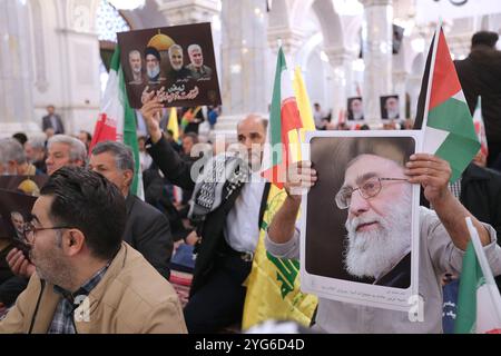 Teheran, Iran. November 2024. Ein iranischer Mann hält ein Poster des iranischen Obersten Führers Ayatollah Ali Khamenei während einer Zeremonie zum Gedenken an verstorbene Hisbollah-Beamte in Teheran. Am 6. November kündigten die US-Medien Donald Trumps Sieg über Kamala Harris bei den Präsidentschaftswahlen an, was ein großes politisches Comeback bedeutete. Trump, der republikanische Kandidat, überschritt 270 Stimmen im Wahlkollegium, wurde 47. Präsident der Vereinigten Staaten und kehrte nach dem Sieg gegen den demokratischen Kandidaten und derzeitigen Vizepräsidenten Kamala Harris ins Weiße Haus zurück. (Bild: © iranischer Ratsvorsitz Via Stockfoto