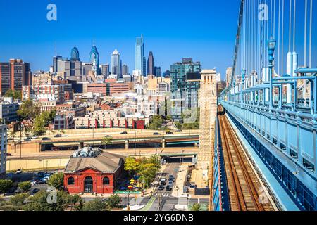 Panoramablick auf die Skyline von Philadelphia von der Franklin Bridge, Bundesstaat Pennsylvania, USA Stockfoto