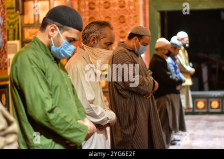 Kaschmirs geben Tarawih-Gebete ab, während sie COVID-19-SOP in einem Schrein in Srinagar beobachten, wo die Indianer Kaschmir am 13. April 2021 verwalteten. Tarawih ist ein zusätzliches Gebet, das von Muslimen auf der ganzen Welt in der Nacht nach Isha (Nachtgebete) im Heiligen Monat Ramadhan durchgeführt wird. Stockfoto