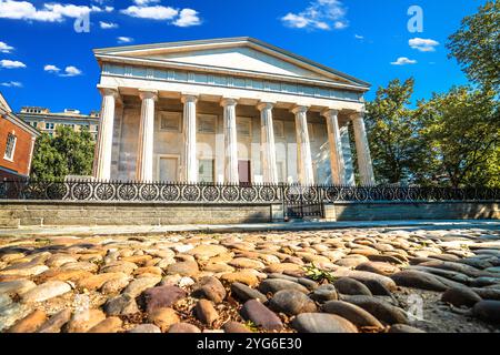 Blick auf die Second Bank of the United States Portrait Gallery, historisches Wahrzeichen der Kopfsteinpflasterstraße, Bundesstaat Pennsylvania, USA Stockfoto