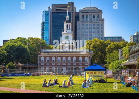 Philadelphia, Pennsylvania, USA, 14. September 2024: Falun Dafa friedlicher Protest in der Independence Mall Wiese von Philadelphia View. Falun Dafa oder Falun Stockfoto