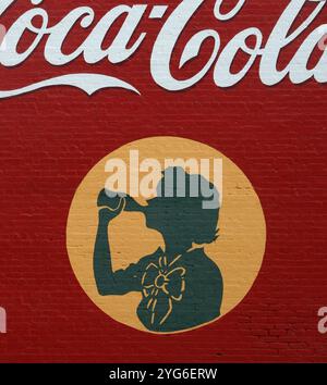 Eine Coca-Cola-Werbung an der Seite eines Backsteingebäudes in Hendersonville, North Carolina. Stockfoto