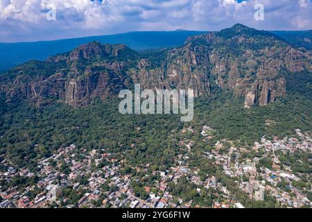 Ein atemberaubender Blick aus der Vogelperspektive auf den majestätischen Berg Tepozteco in Tepoztlán, Mexiko, mit seiner natürlichen Schönheit und kulturellen Bedeutung Stockfoto